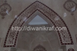Panel hiasan khat di mihrab