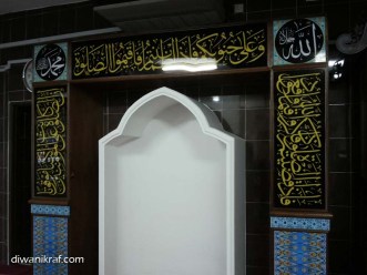 Panel hiasan di mihrab surau