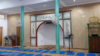 Hiasan khat / kaligrafi di mehrab Surau Madrasah Hidayatul Islamiah Lorong Mewah 14, Bandar Tun Razak 56000, Kuala Lumpur.